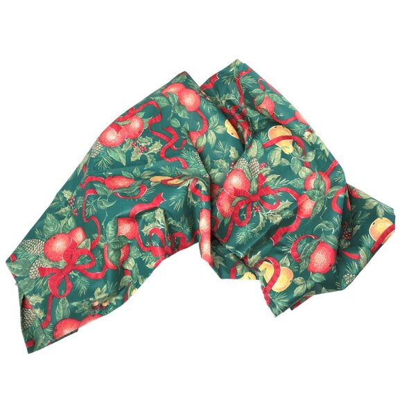 Christmas Fabric 61x94" Tablecloth Crafting Sewing Holiday Festive Berries Holly - Picture 2 of 6